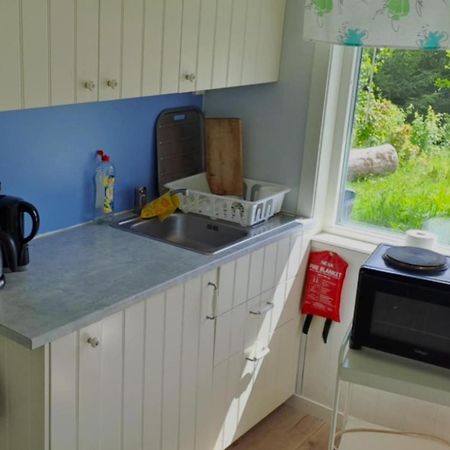 Gaeststuga I Vacker Natur, Bastu, Bubbelpool Sommartid Och Gratis Parkering Naera Ulricehamn Och Lassalyckan, Guesthouse With Nice View With Sauna And Free Parking Close To Dalsjoefors And Fishing Бурос Экстерьер фото
